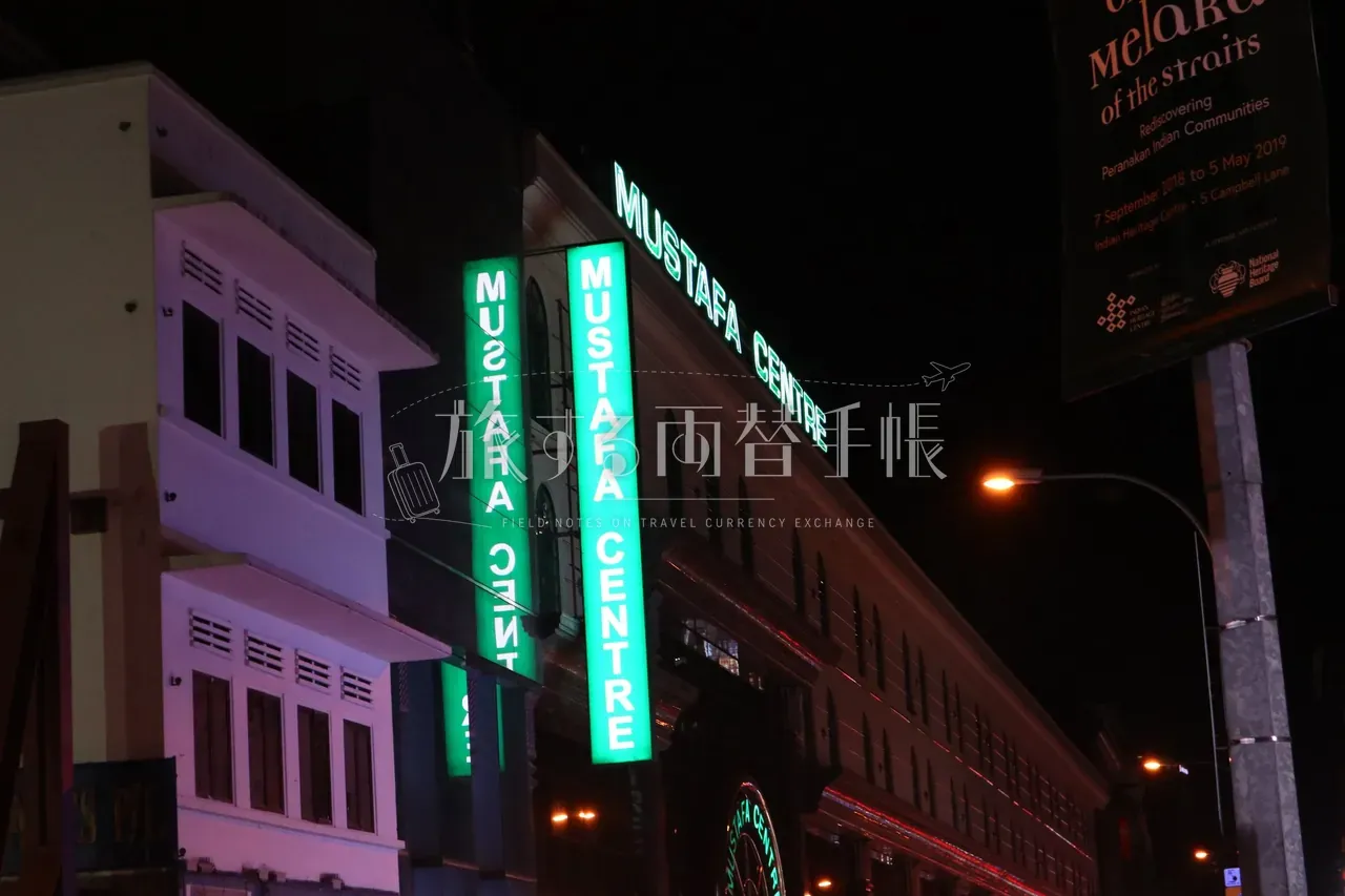 リトルインディア「MUSTAFA CENTRE」の夜の緑色ネオン看板
