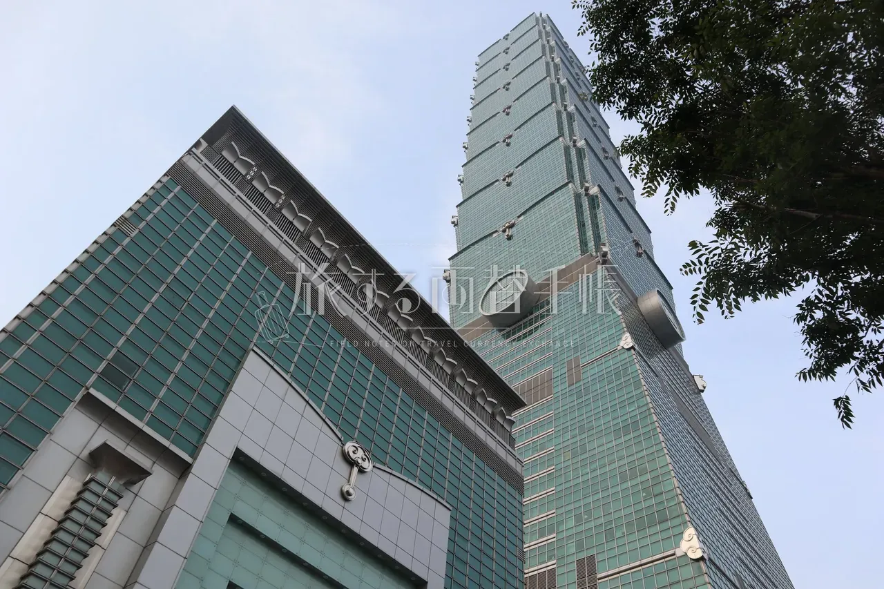 台北101タワーの真下からのアオリショット。竹を模した特徴的な節構造