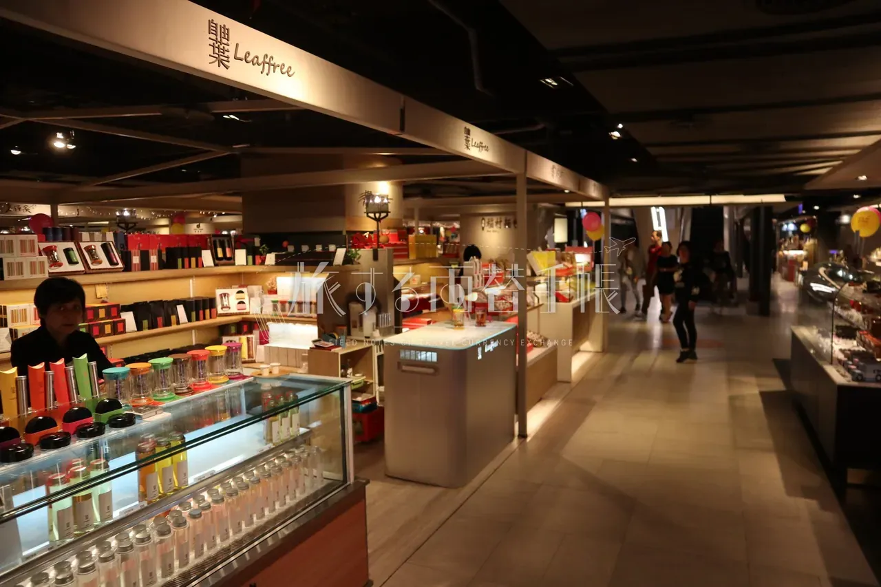百貨店地下の物販フロア。囍葉 Leaffree など台湾茶ブランドの売場が並ぶ