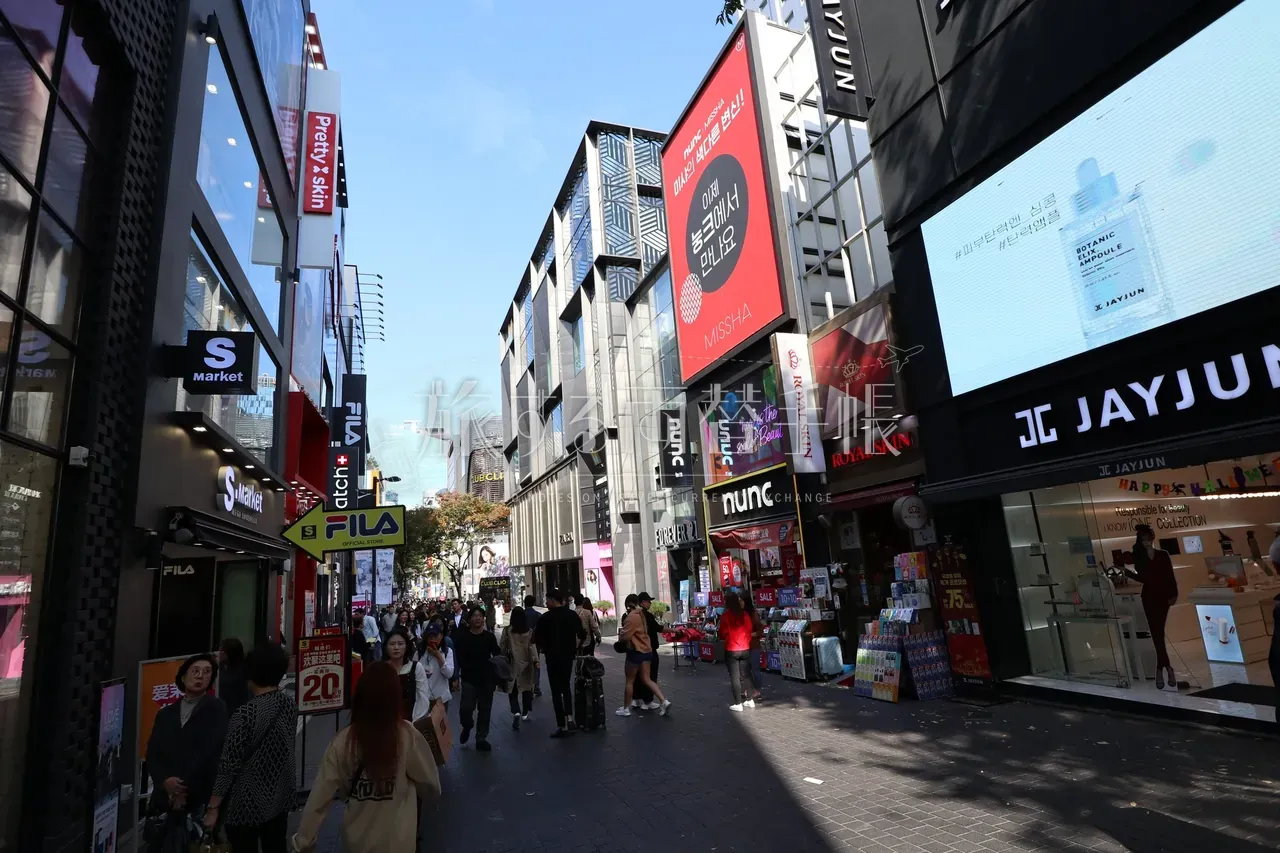 明洞のメインショッピングストリート。ブランド看板が連なる石畳の通り