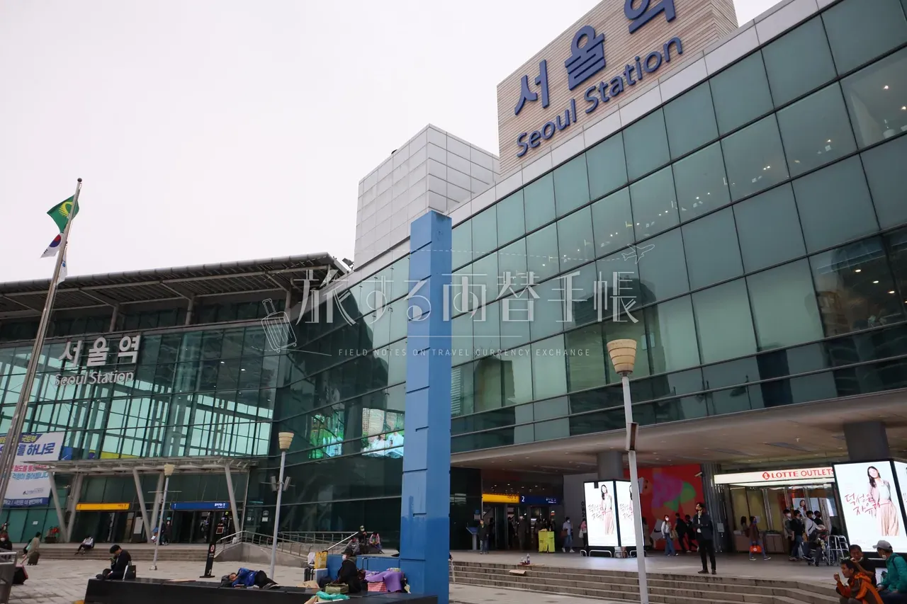 ソウル駅駅舎正面と「서울역 / Seoul Station」の大型サイン