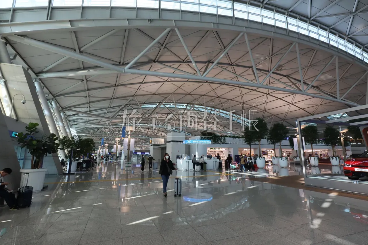 仁川国際空港ターミナルの白い波打つ大屋根と広いコンコース
