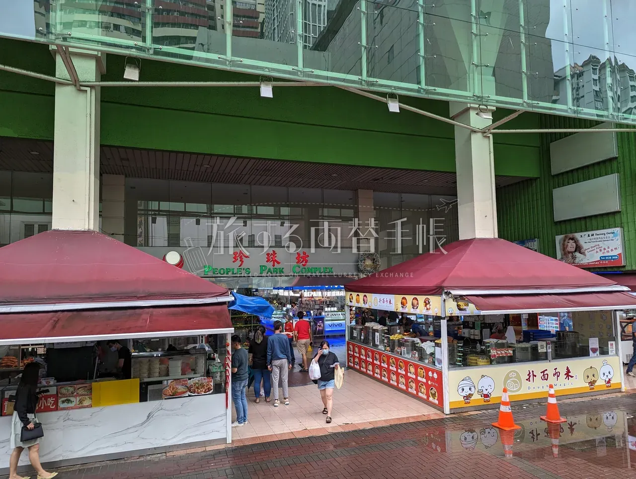 チャイナタウン「People's Park Complex(珍珠坊)」入口前の屋台が並ぶ広場