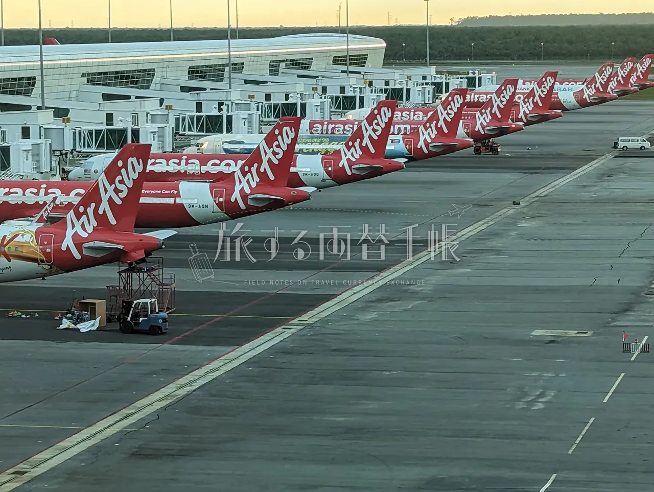 クアラルンプール国際空港 KLIA2 の駐機エリアに並ぶ AirAsia 赤い機体群を高所から俯瞰