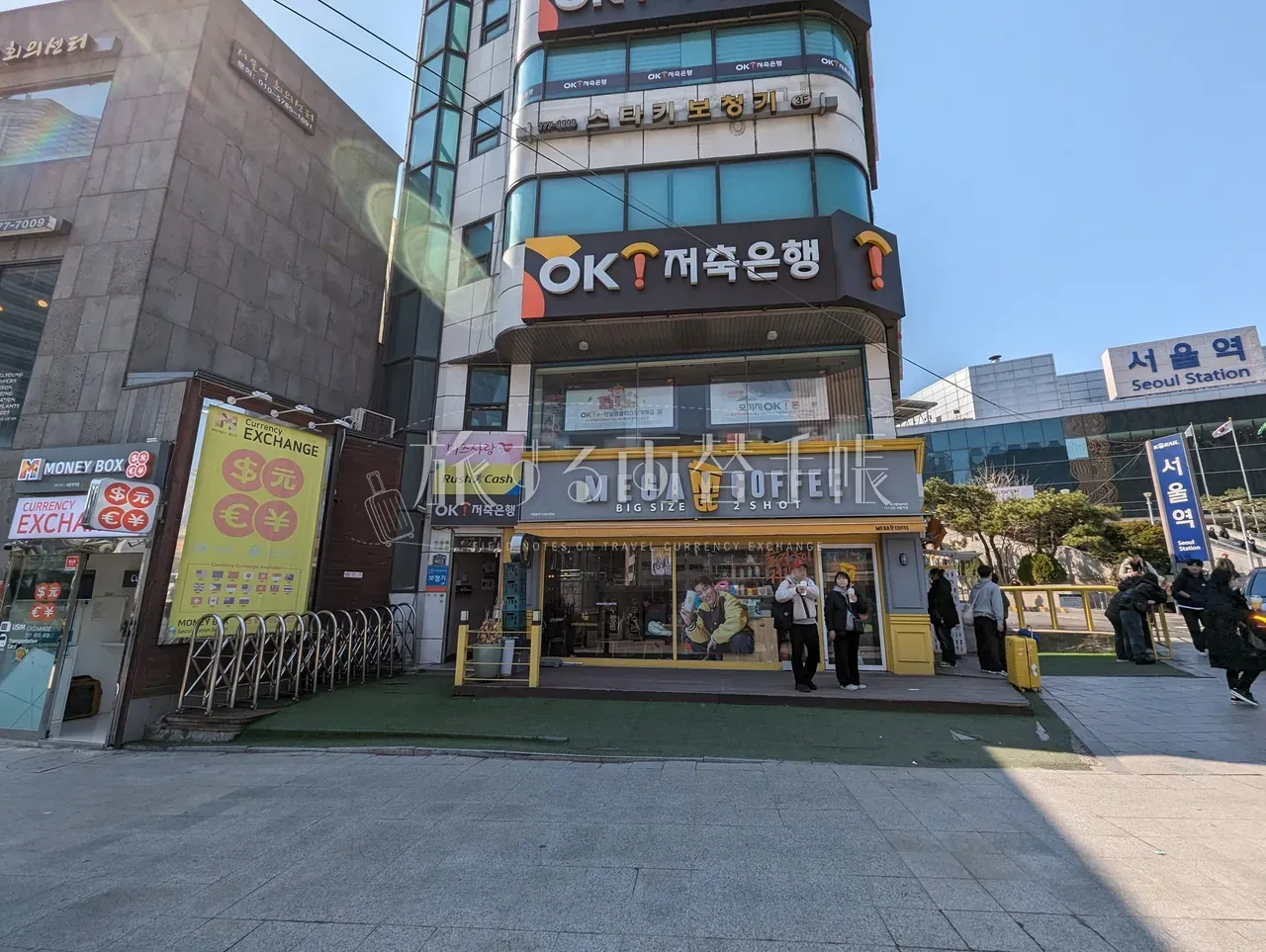 ソウル駅前のビル外観。OK저축은행・MEGA COFFEE・両替所の看板が並ぶ
