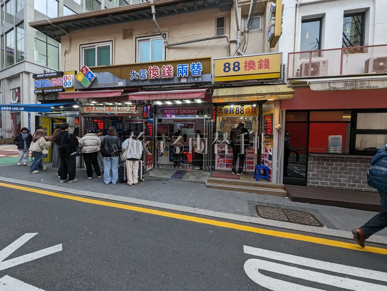 明洞「大盛換銭」「88換銭」店頭に客が列を作る両替店2軒の昼景