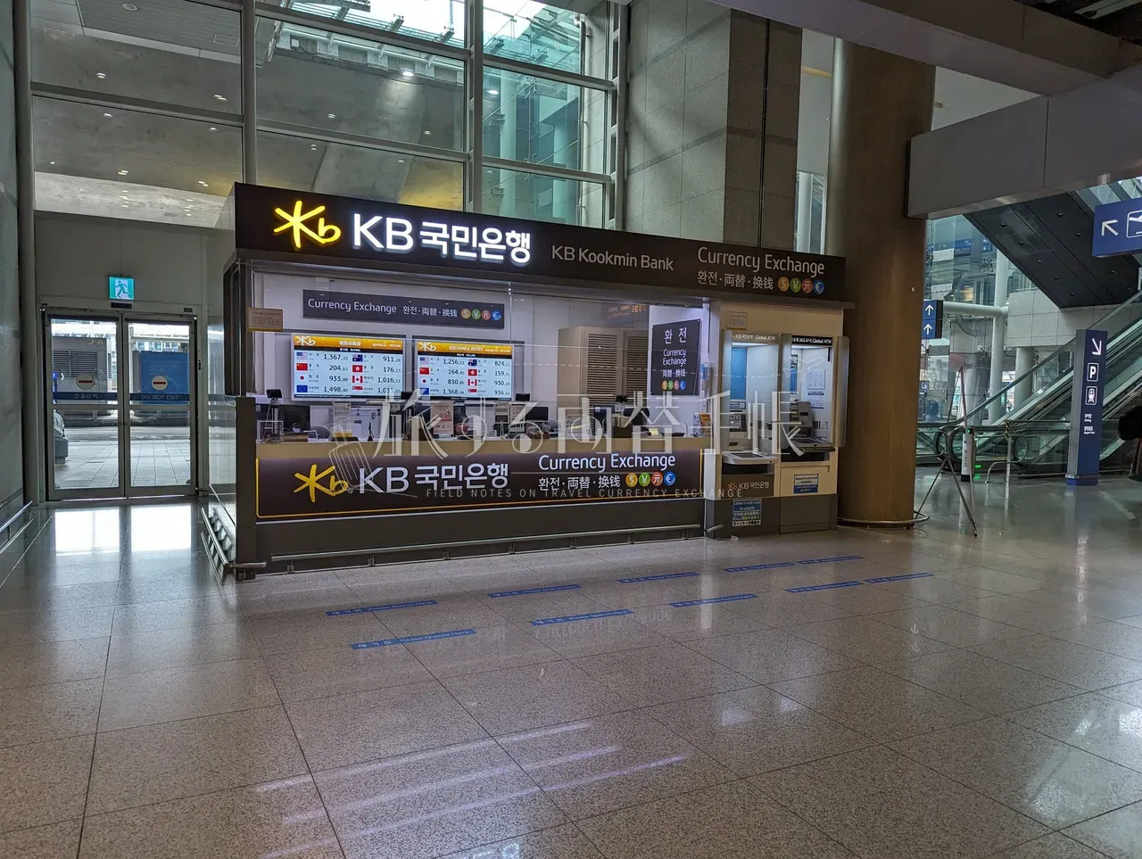 仁川空港の KB国民銀行(KB Kookmin Bank)両替店。電光レート表と多言語案内パネル